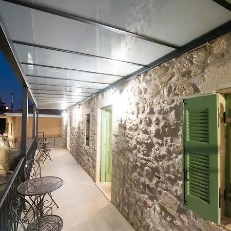 Dervisia Stonehouse 4 * Lazaráta